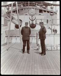 Kontreadmiral Robley Dunglison Evans og kaptajn John Elliott Pillsbury på dækket af U.S.S. Marine, 1906 (sølv gelatinetryk)